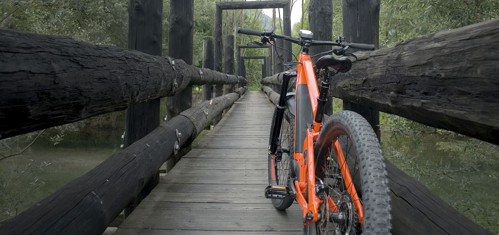 Bike auf Holzbrücke - Fluchtpunktperspektive