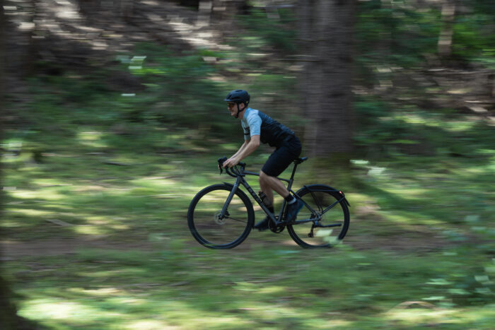 Gravel / Cyclocross - Schotterpisten, Kopfsteinpflaster, Feldwege, Waldstrecken – wo ein normales Bike an seine Grenzen stößt, läuft dein Gravel-Bike zur Hochform auf! Hier treffen die Robustheit und Vielseitigkeit eines Mountainbikes auf das Tempo und das Handling eines Rennrads – für das ultimative Freiheitsgefühl! Gib's zu, auf so ein Bike hast du gewartet. Also, lass Bekanntes hinter dir und stürz dich ins Abenteuer!
